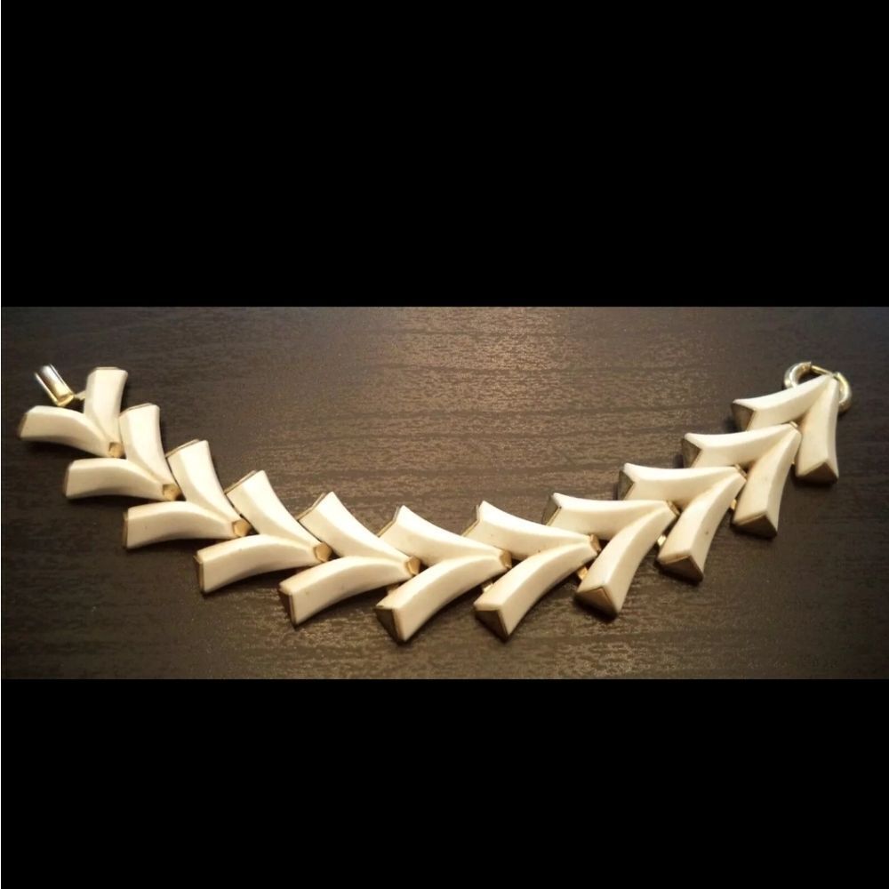 Mid Century Modern Crown Trifari White and Gold Tone Chevron Bracelet7 7 1/4